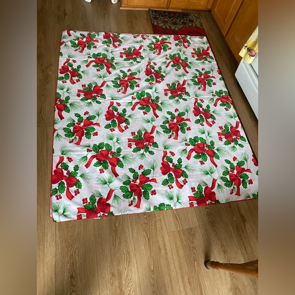 Vintage Leacock & Co. Inc. Christmas Bow & Holly Tablecloth - Picture 4 of 4